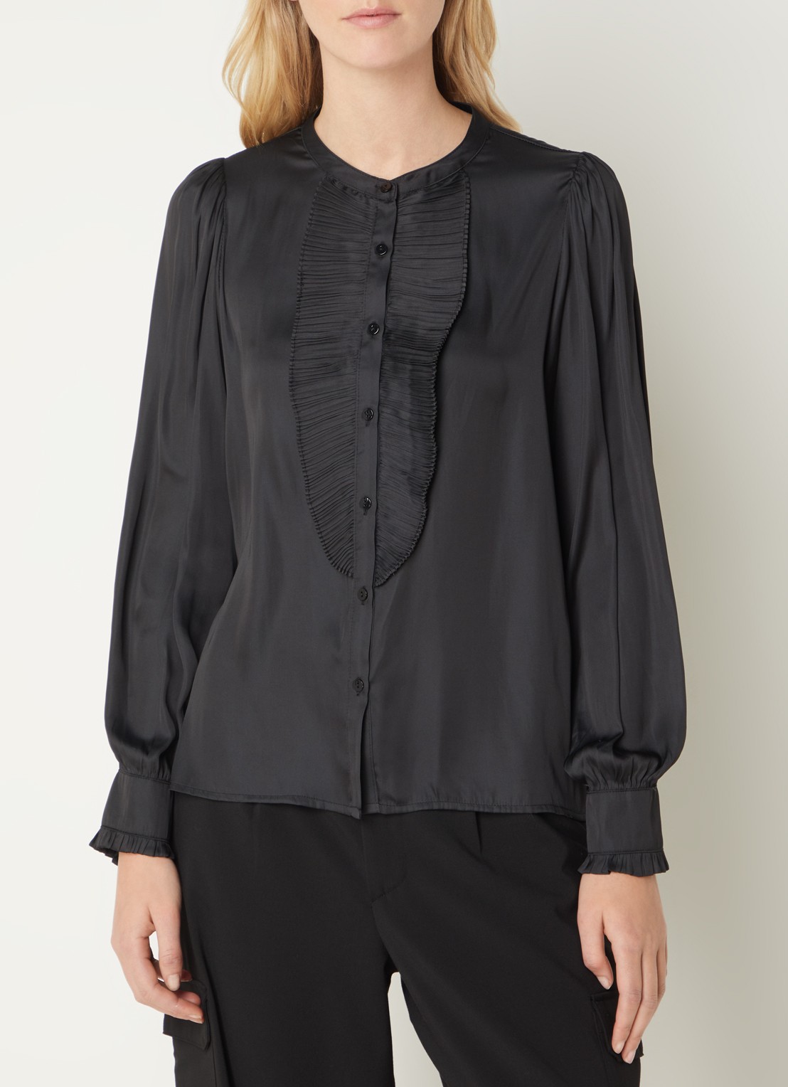 Neo Noir Zola blouse van satijn met plissé - detail 4 zwart