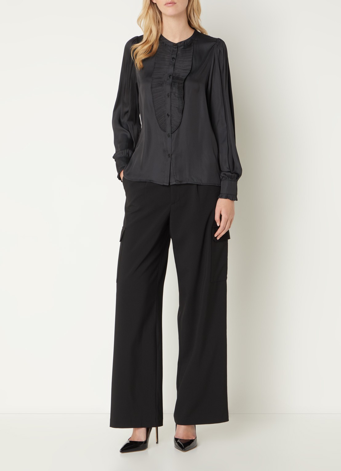 Neo Noir Zola blouse van satijn met plissé - voorkant 3 zwart