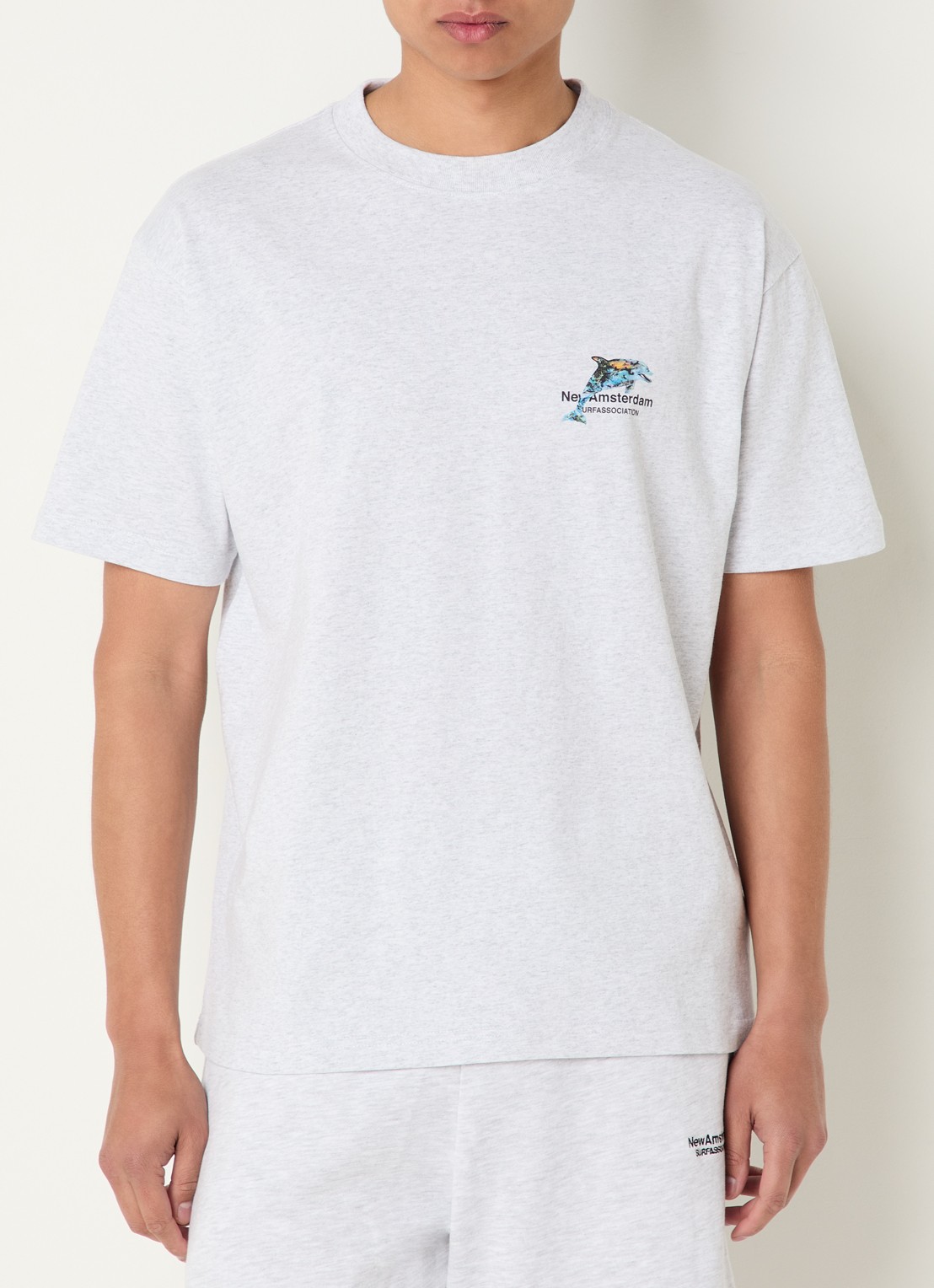 New Amsterdam Surf Association Dolphin T-shirt met logo- en backprint - achterkant lichtgrijs