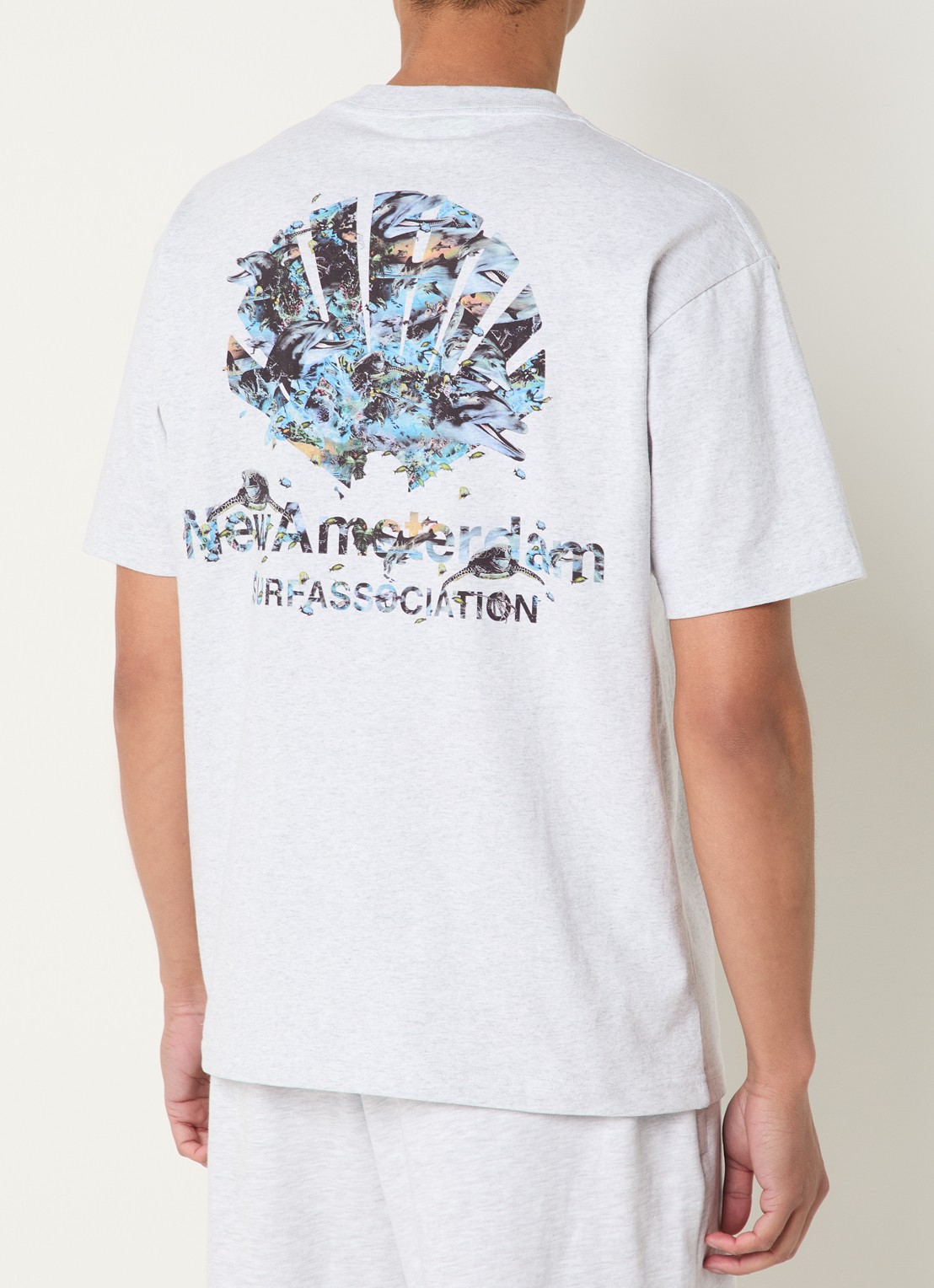 New Amsterdam Surf Association Dolphin T-shirt met logo- en backprint - detail 4 lichtgrijs