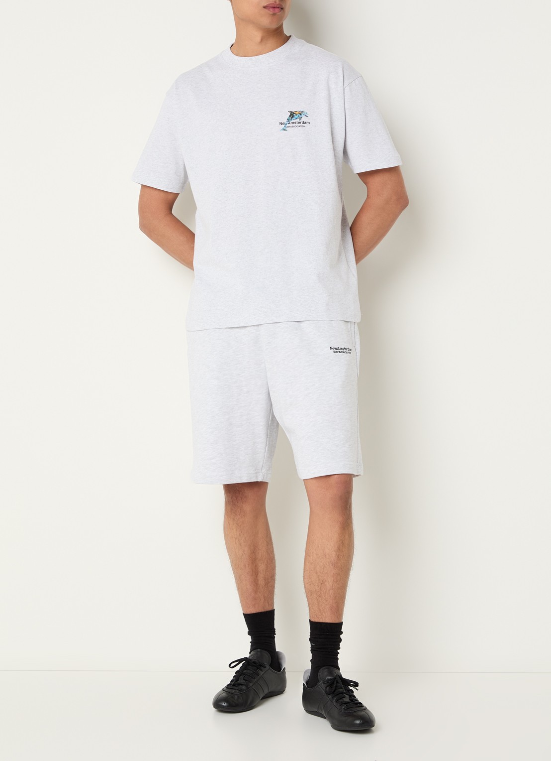 New Amsterdam Surf Association Dolphin T-shirt met logo- en backprint - voorkant 3 lichtgrijs