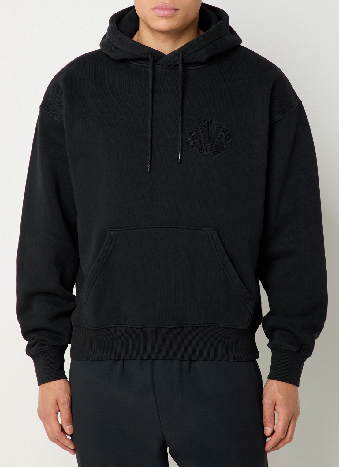 New Amsterdam Surf Association Hoodie met logoborduring en kangoeroezak - detail 4 zwart