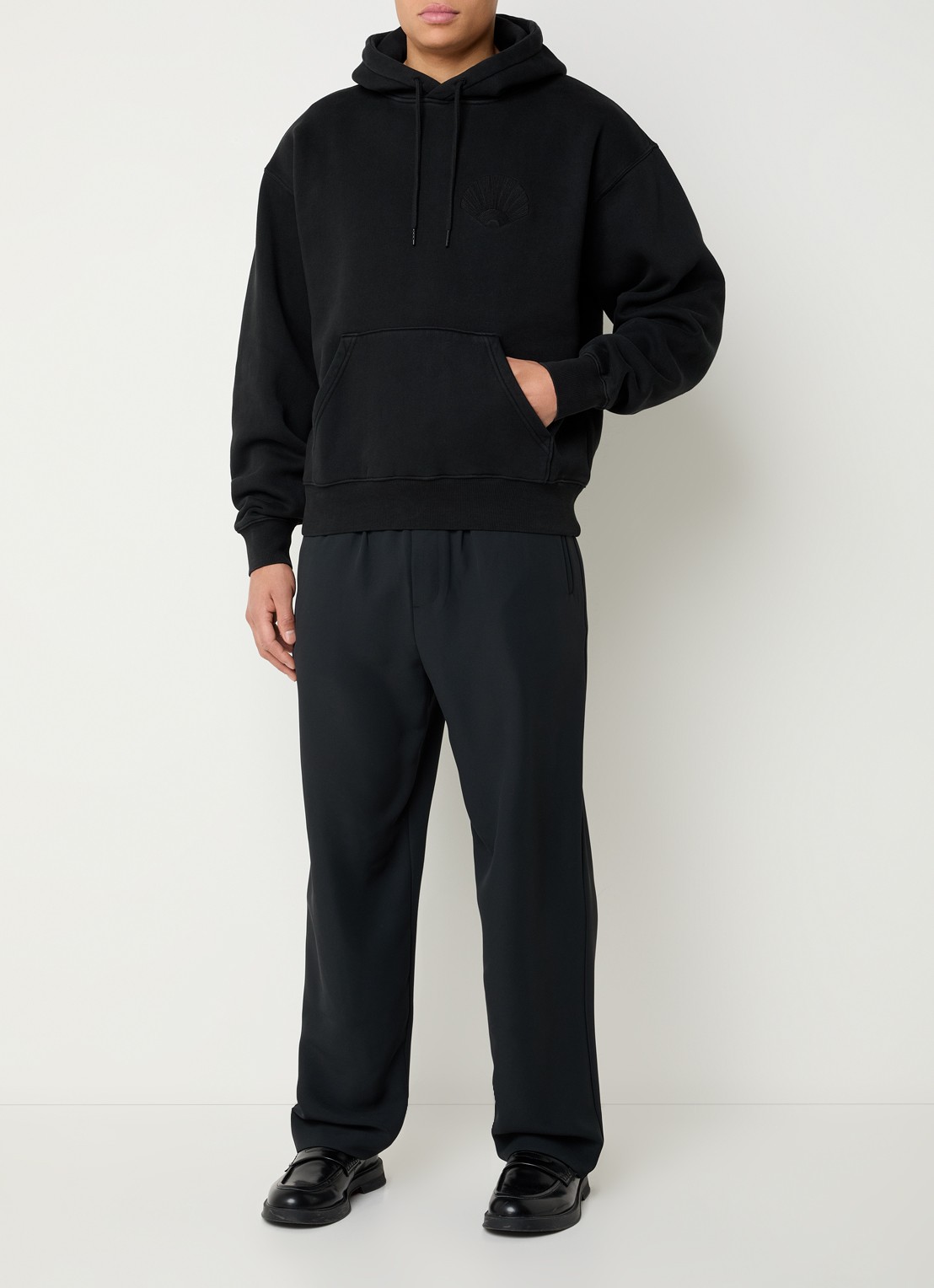 New Amsterdam Surf Association Hoodie met logoborduring en kangoeroezak - voorkant 2 zwart
