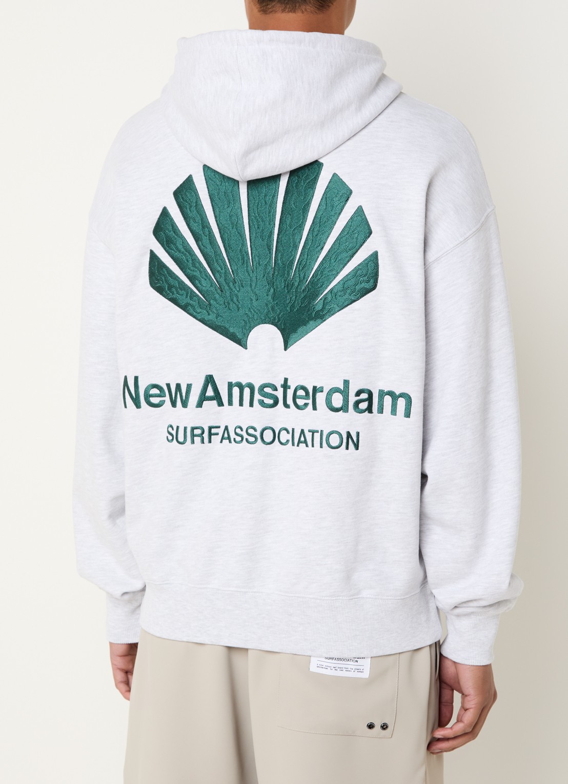 New Amsterdam Surf Association Hoodie met logoborduring - detail grijsmele