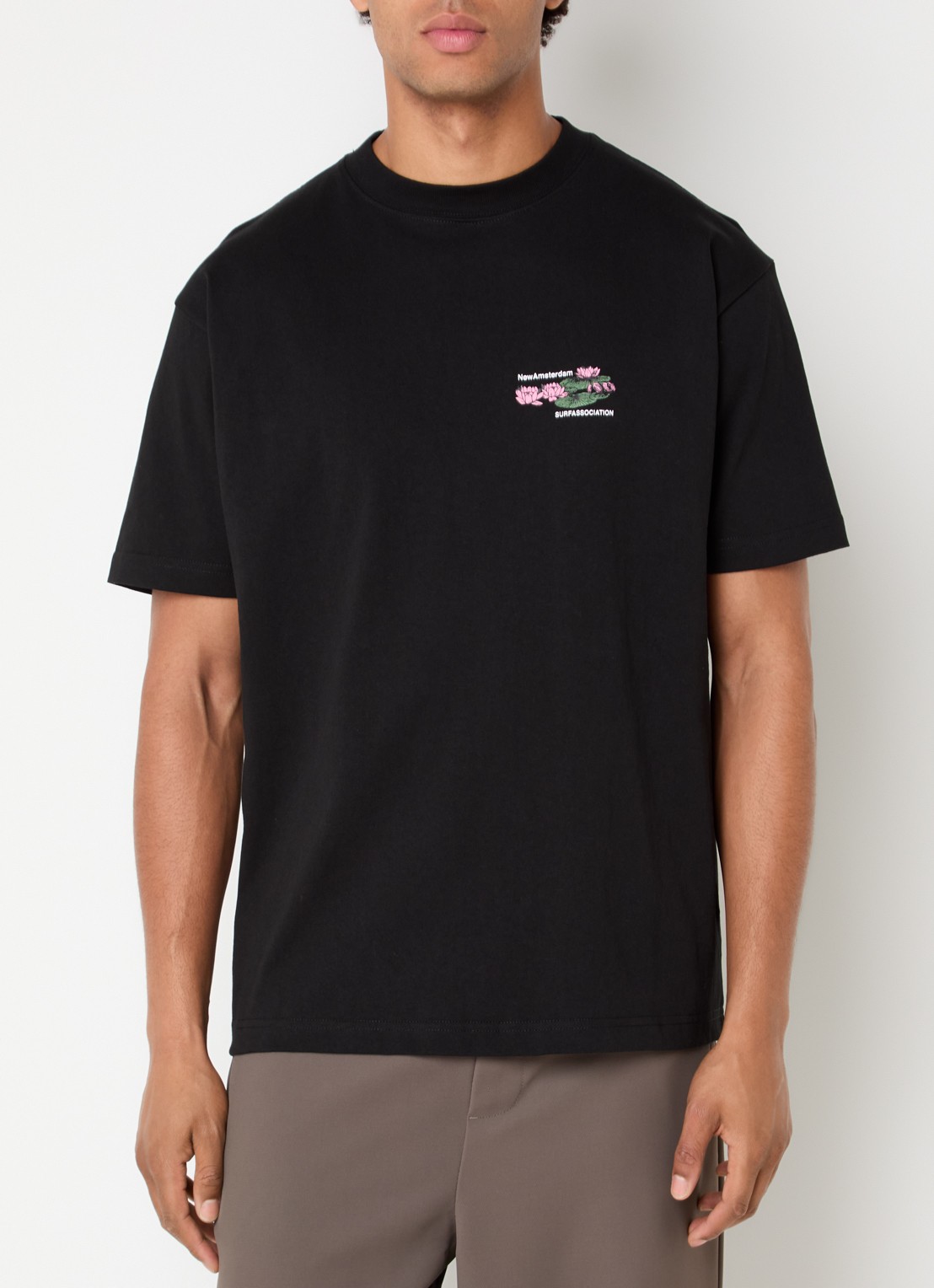 New Amsterdam Surf Association Lilies T-shirt met front- en backprint - achterkant zwart