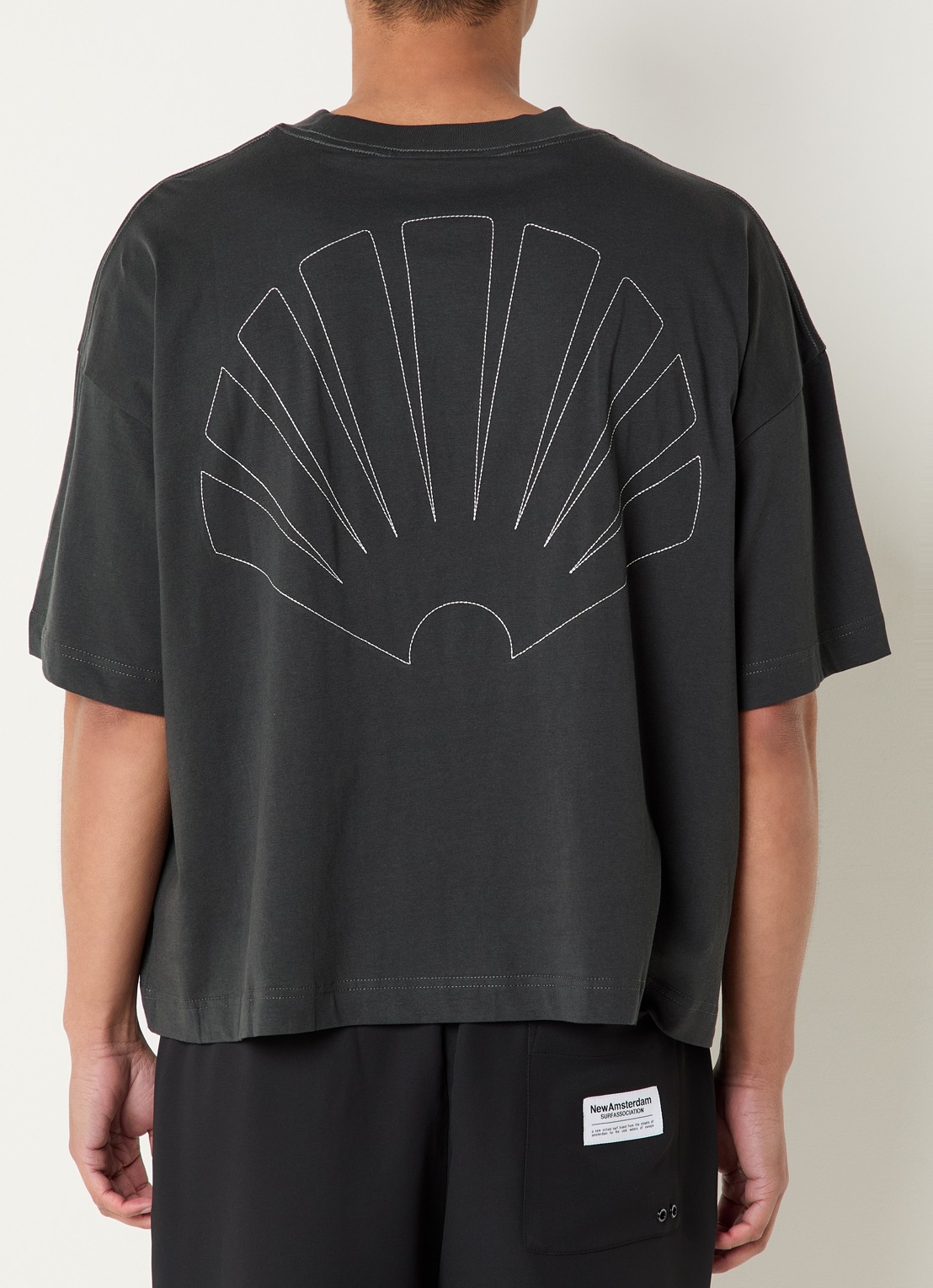 New Amsterdam Surf Association T-shirt met logo- en backprint - detail 3 antraciet