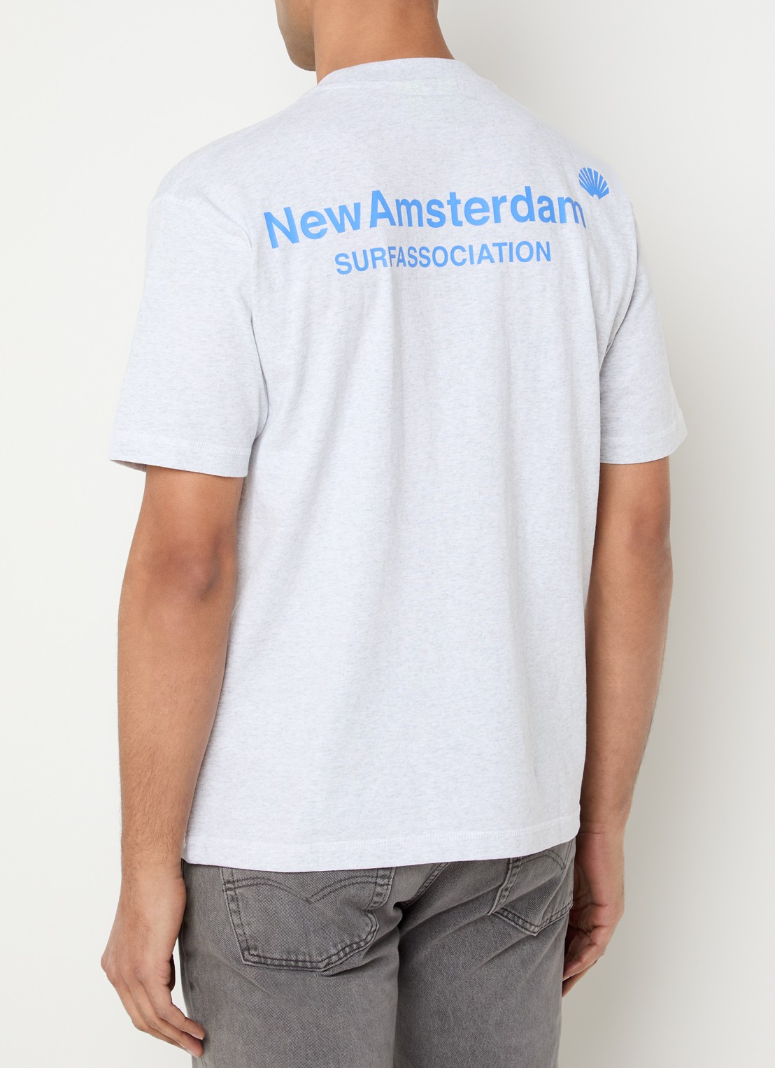 New Amsterdam Surf Association T-shirt met logo- en backprint - detail grijsmele