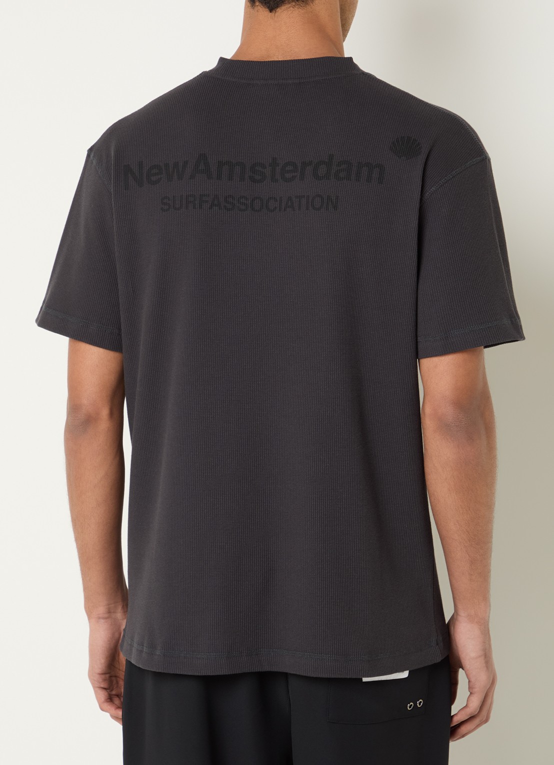 New Amsterdam Surf Association T-shirt met logo- en backprint - achterkant beige