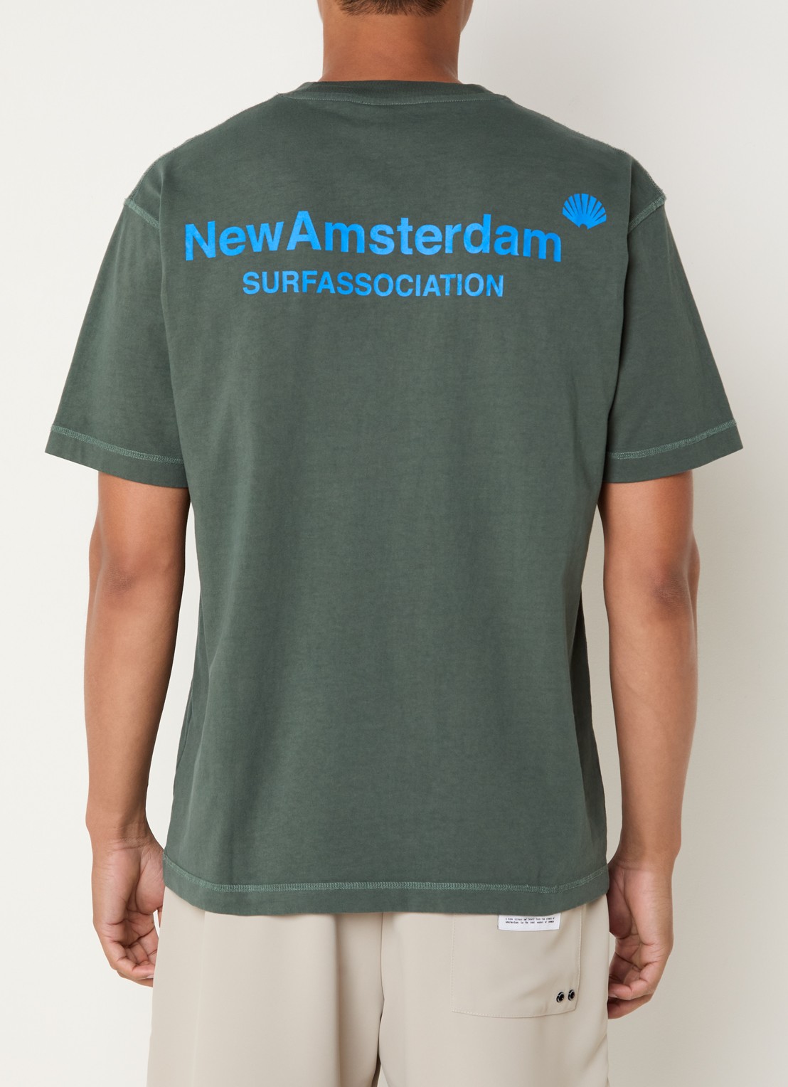 New Amsterdam Surf Association T-shirt met logo- en backprint - detail olijfgroen