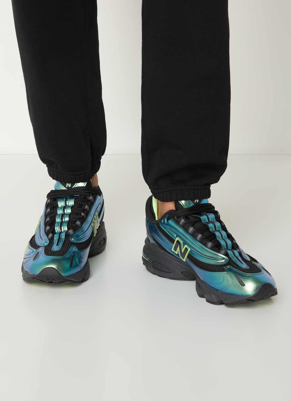 New Balance 1000 sneaker van mesh met metallic details - voorkant 5 zeegroen