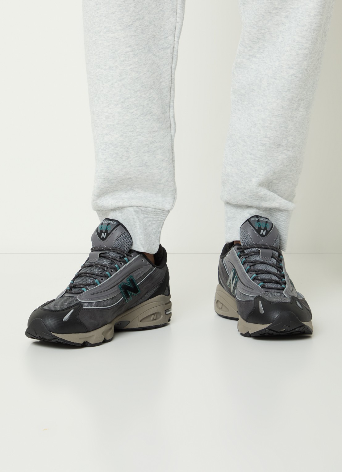 New Balance 1000 sneaker van mesh met suède details - voorkant 6 antraciet