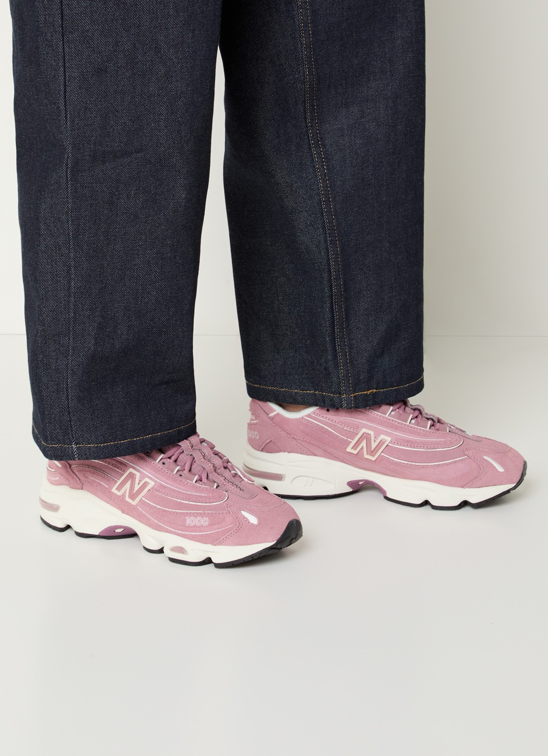 New Balance 1000 sneaker van suède  - voorkant 3 roze