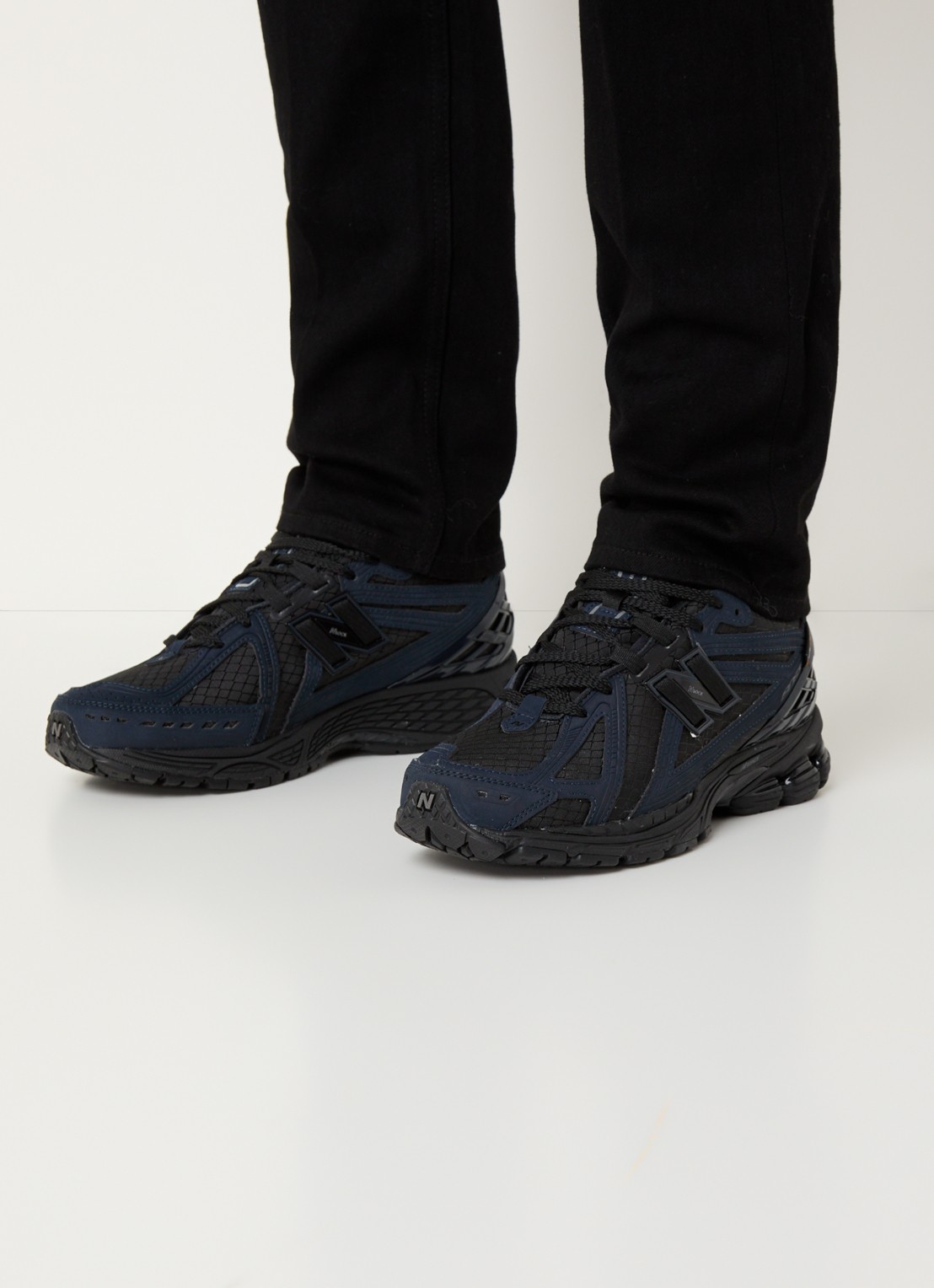New Balance 1906 sneaker met leren details - voorkant 5 donkerblauw