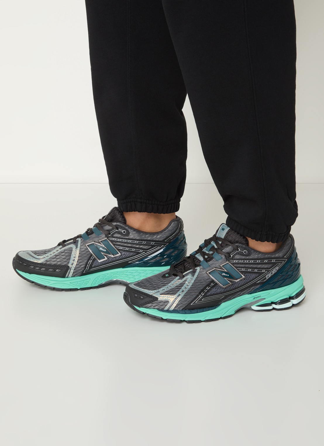 New Balance 1906 sneaker met mesh details - voorkant 2 antraciet