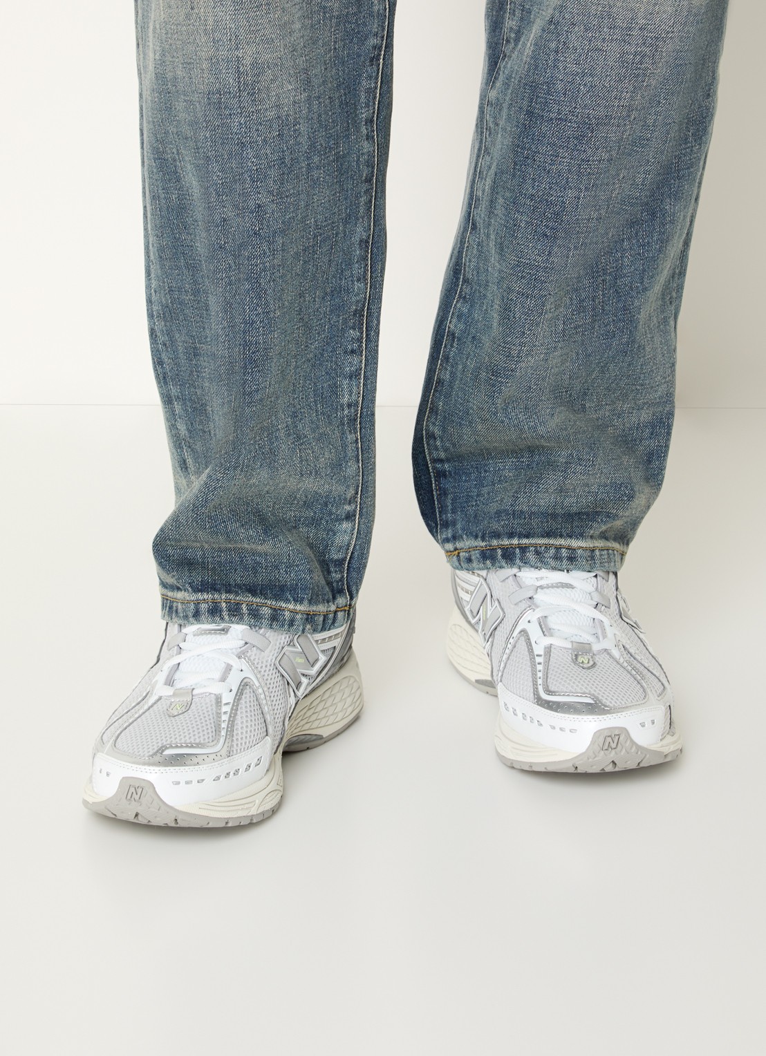 New Balance 1906 sneaker met mesh details - voorkant 3 grijs