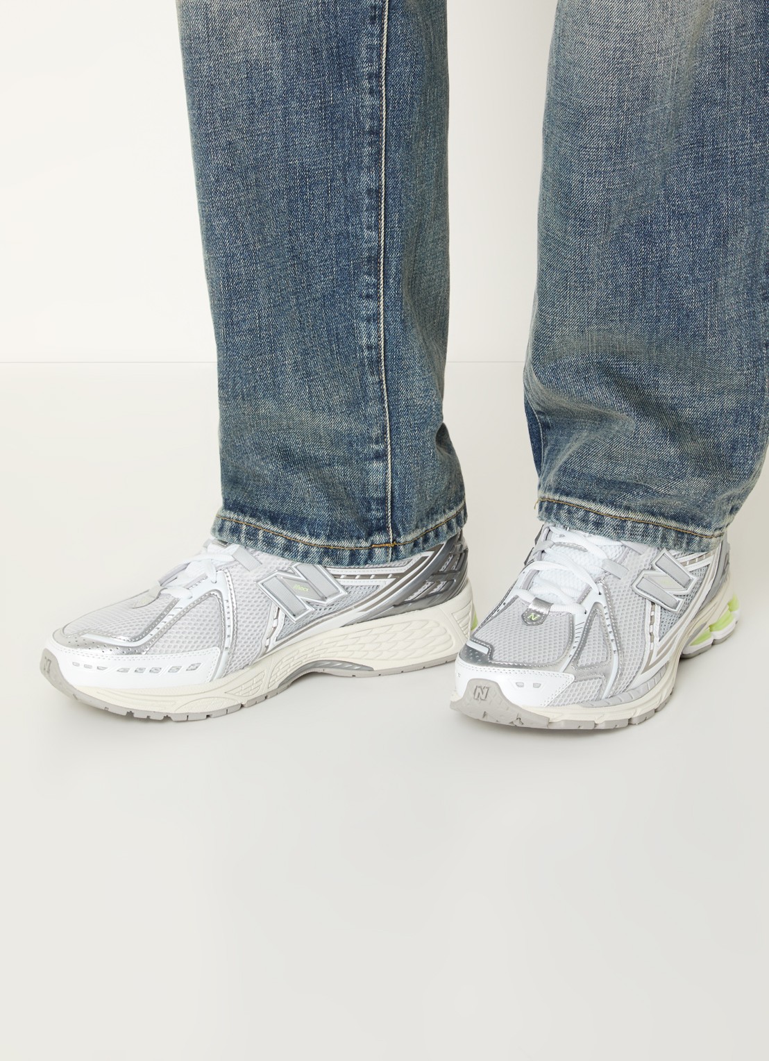 New Balance 1906 sneaker met mesh details - voorkant 2 grijs