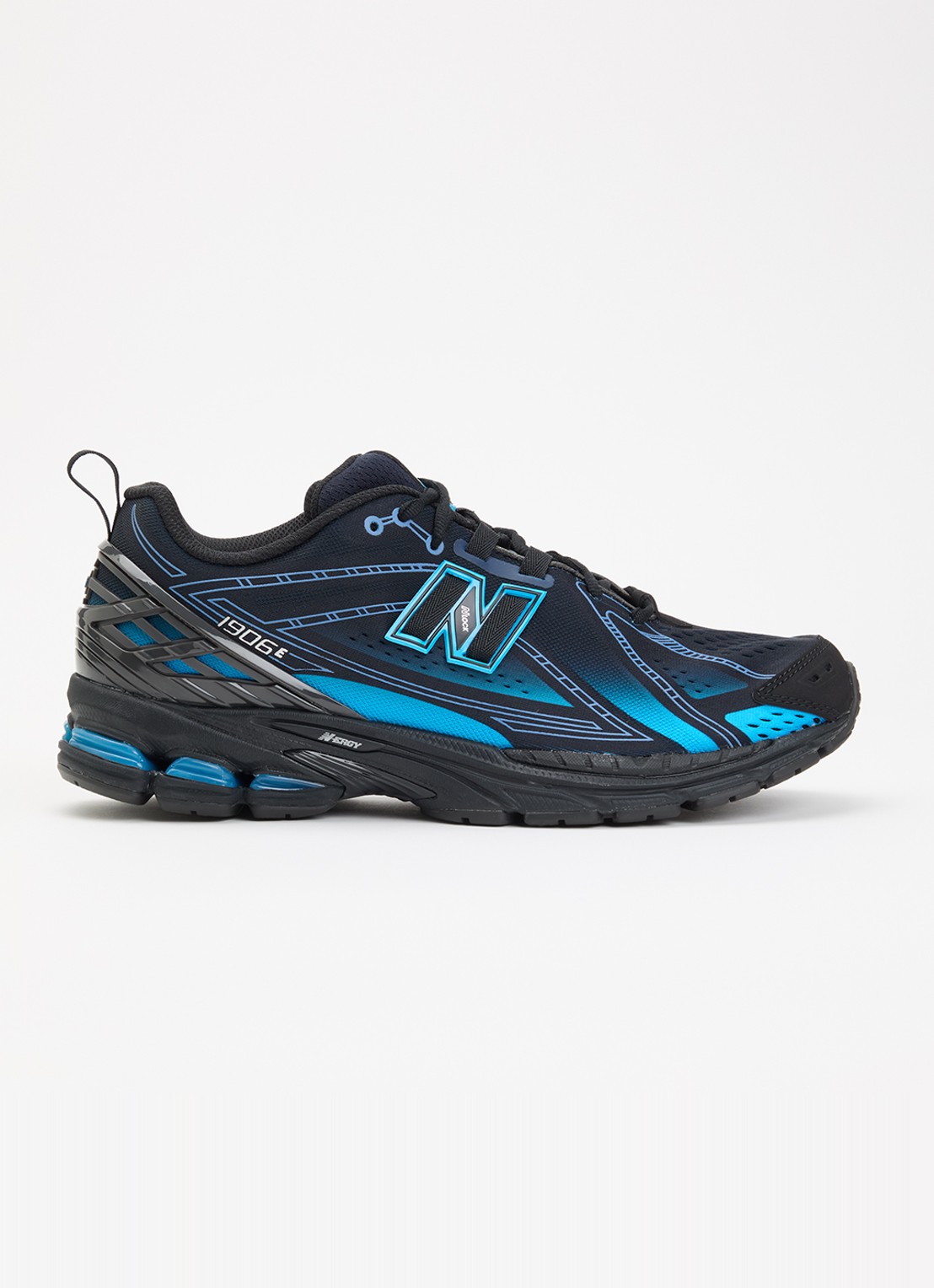 New Balance 1906 sneaker met mesh details - voorkant zwart