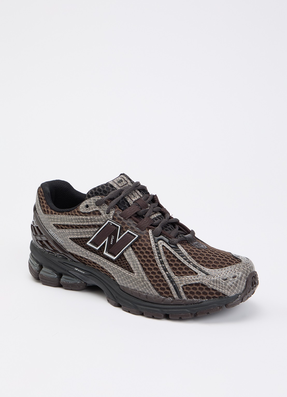 New Balance 1906 sneaker met mesh details - voorkant donkerbruin