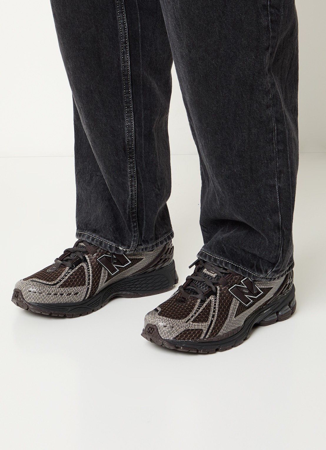 New Balance 1906 sneaker met mesh details - voorkant 2 donkerbruin