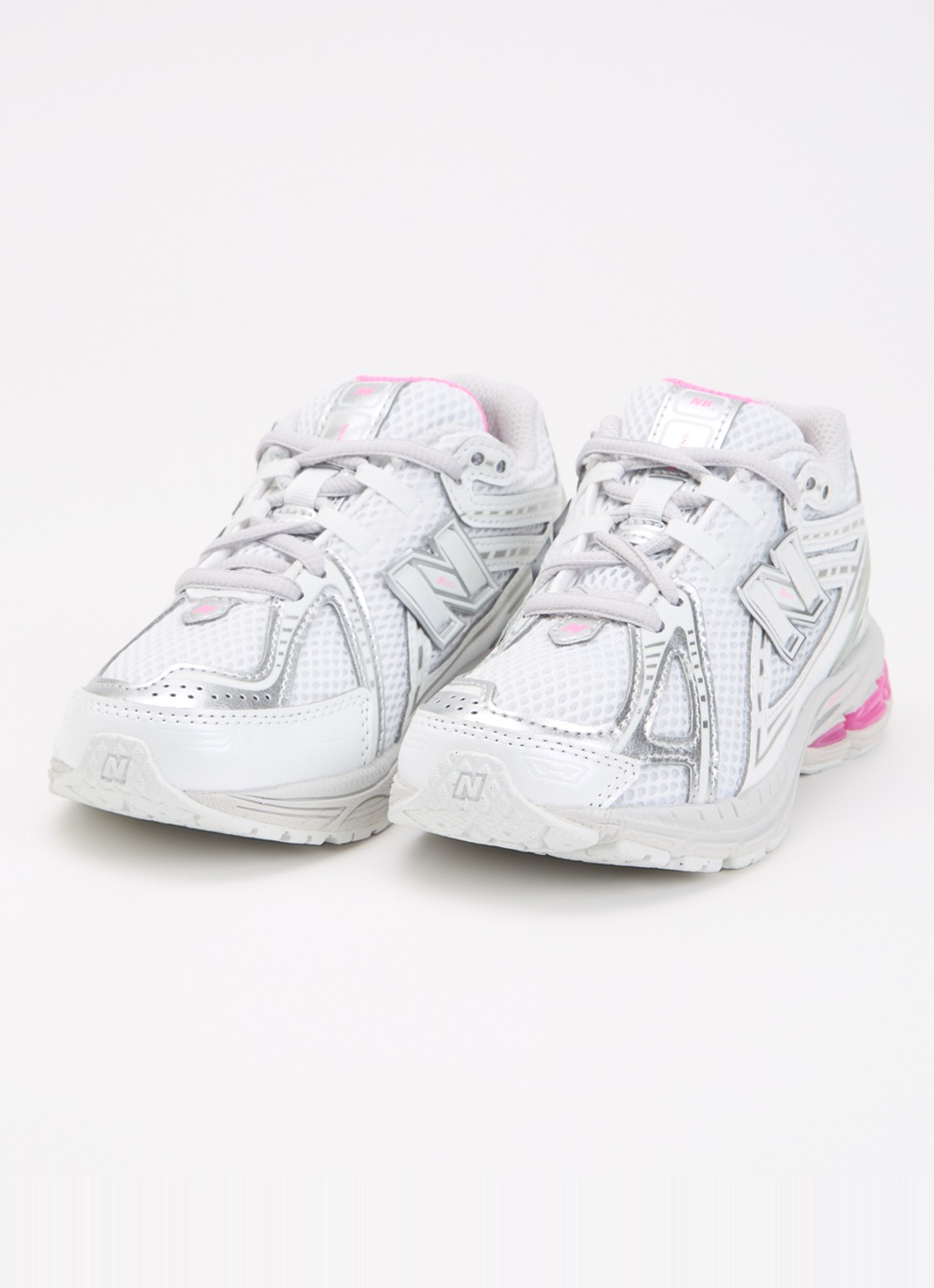 New Balance 1906 sneaker met mesh details - voorkant 3 zilver