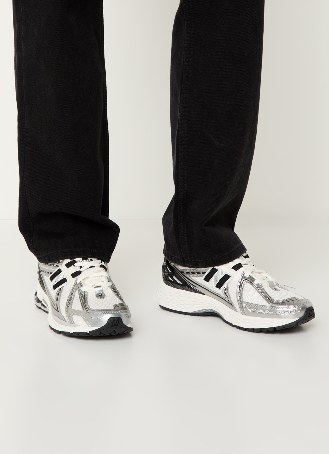 New Balance 1906 sneaker van mesh details - voorkant 3 grijs