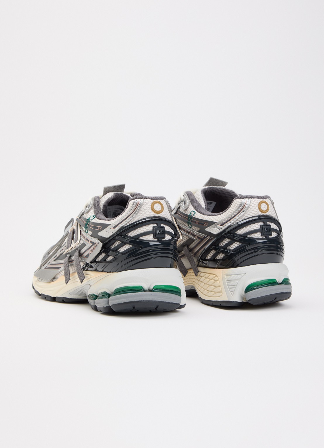 New Balance 1906A sneaker met metallic details  - achterkant zilver