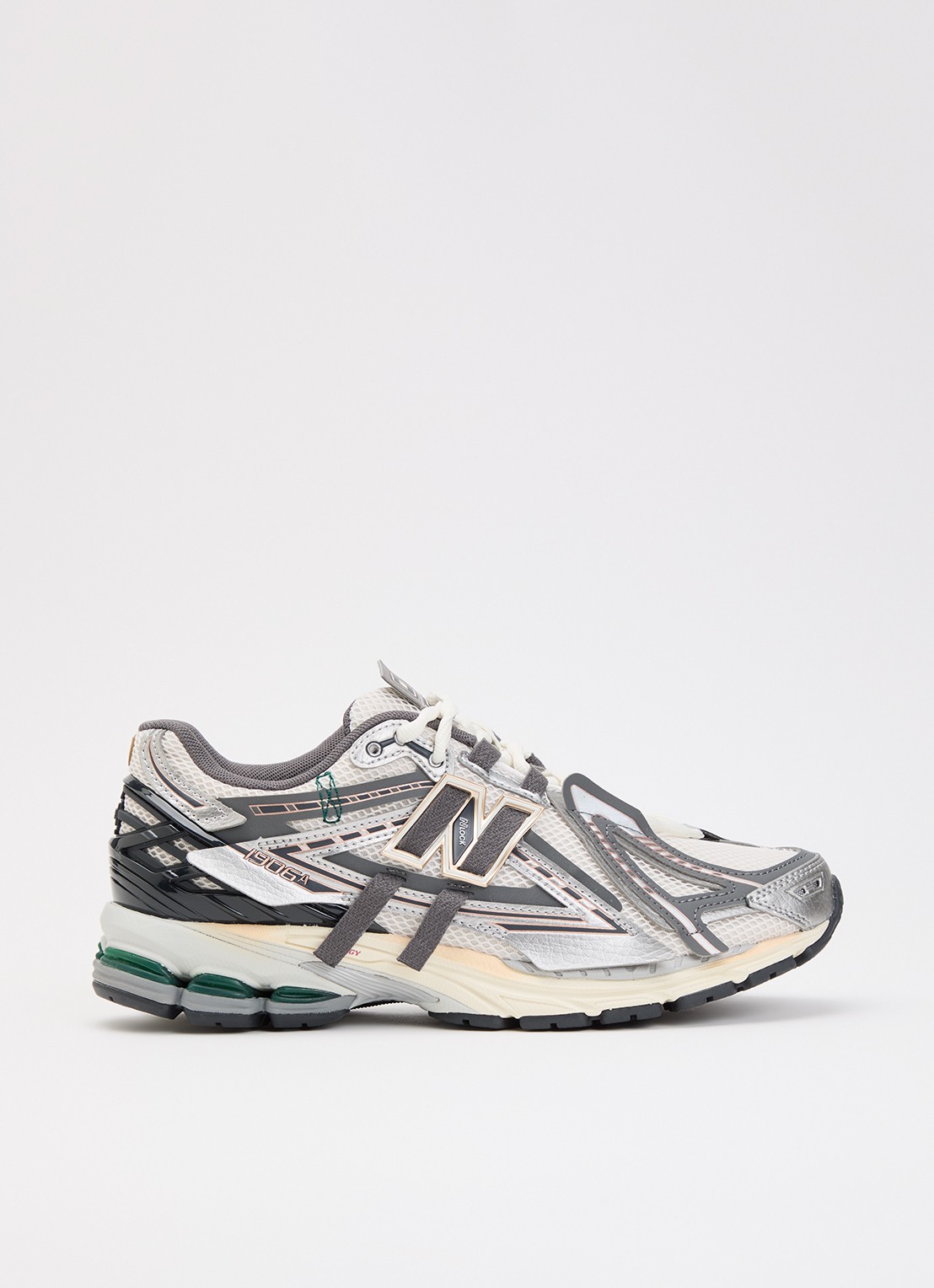 New Balance 1906A sneaker met metallic details  - voorkant 5 zilver