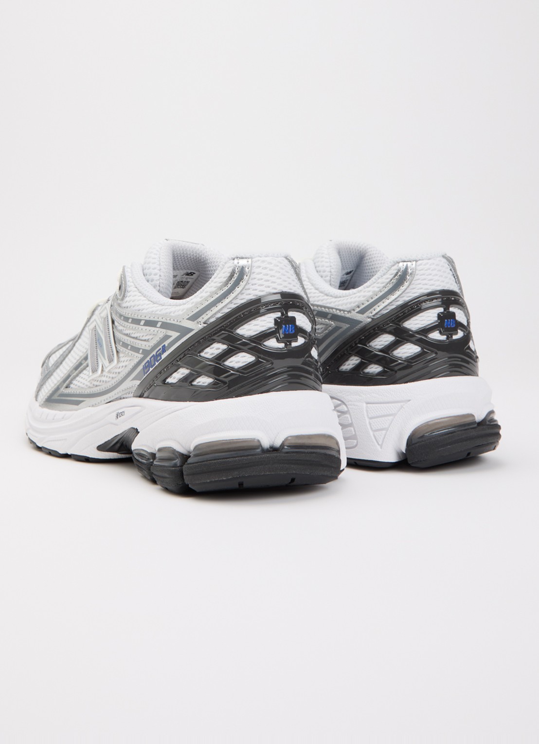 New Balance 1906R sneaker met mesh en metallic details - achterkant grijs