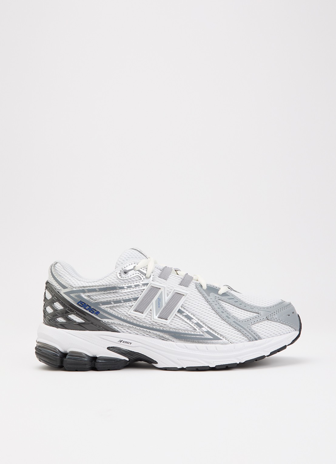 New Balance 1906R sneaker met mesh en metallic details - voorkant 3 grijs