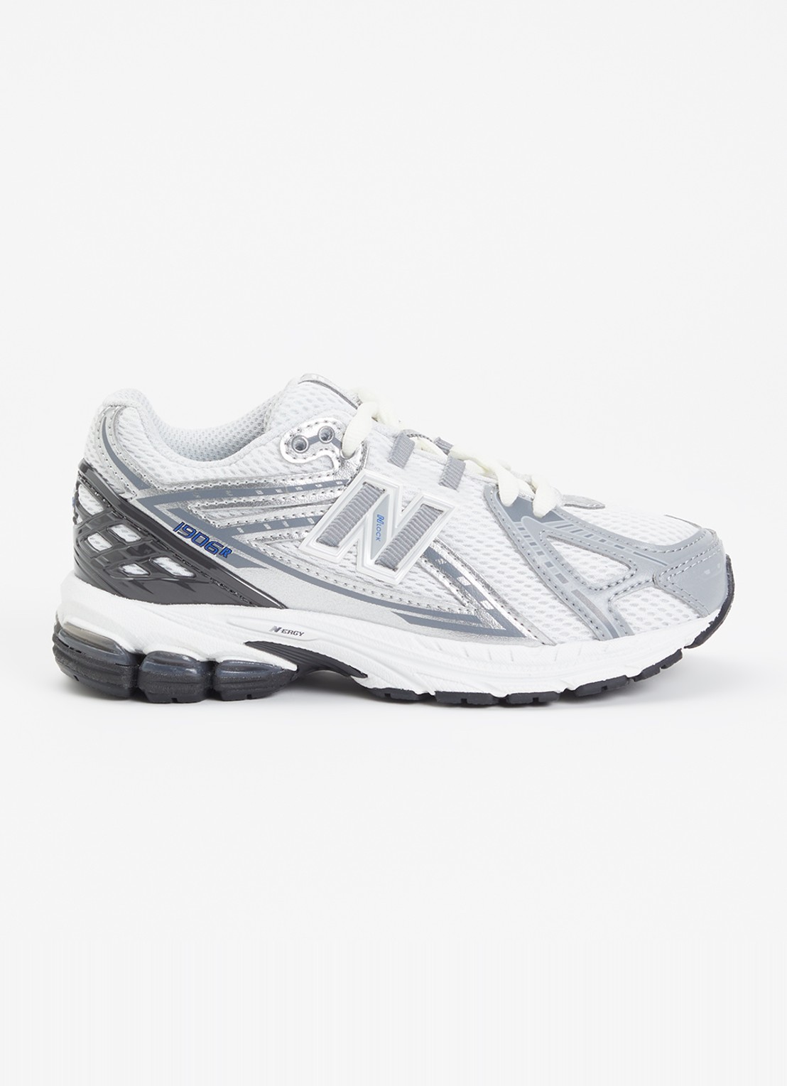 New Balance 1906R sneaker met mesh en metallic details - voorkant grijs