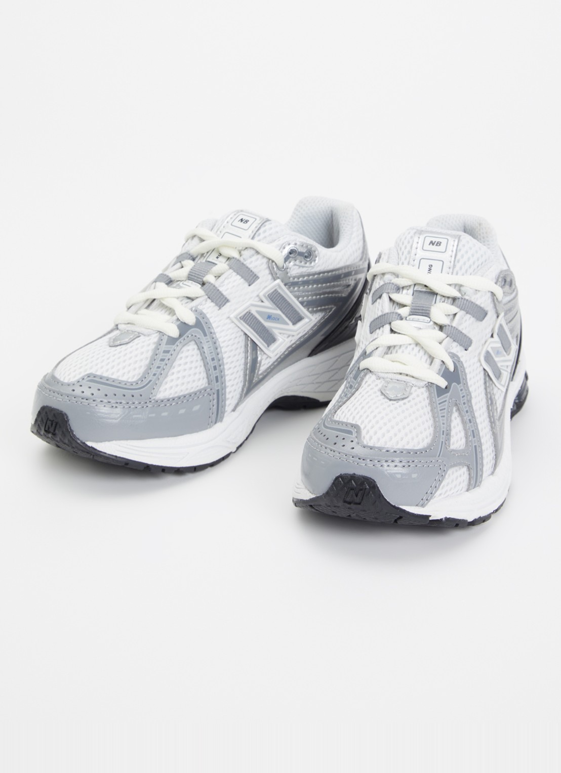 New Balance 1906R sneaker met mesh en metallic details - voorkant 2 grijs