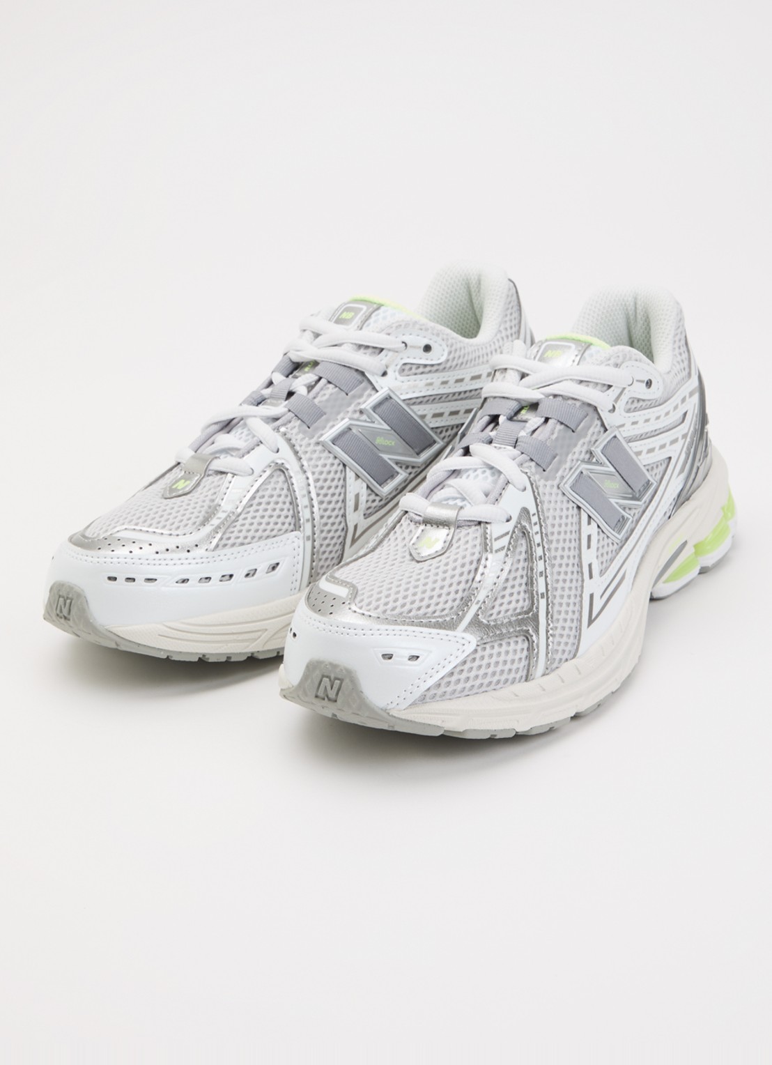 New Balance 1906R sneaker van mesh met metallic details - voorkant 2 lichtgrijs
