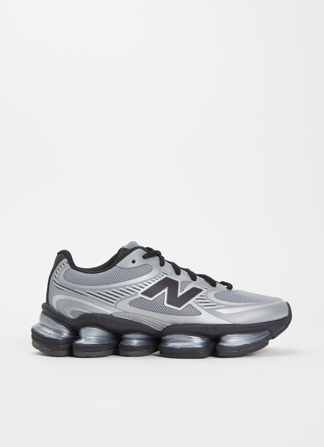 New Balance 2000 sneaker met details van metallic - voorkant zwart