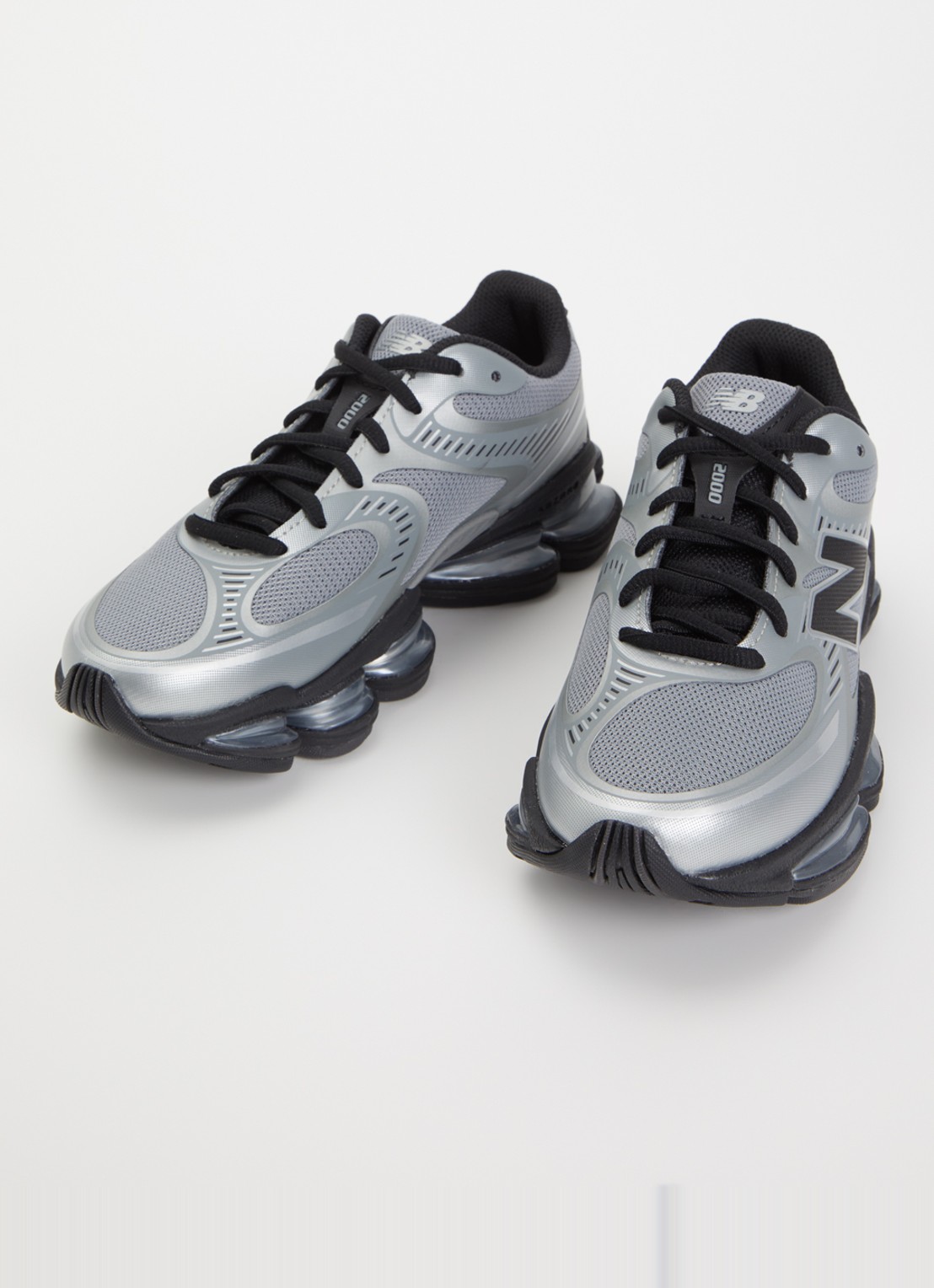 New Balance 2000 sneaker met details van metallic - voorkant 2 zwart