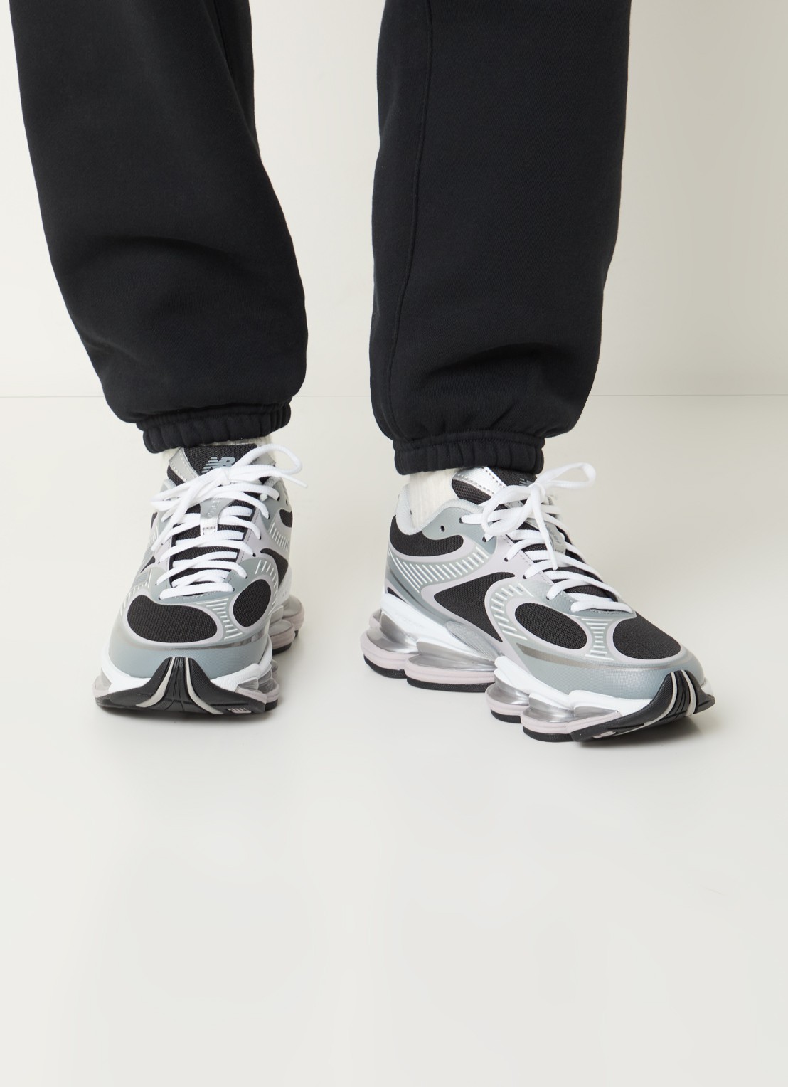 New Balance 2000 sneaker met mesh details - voorkant 2 zilver