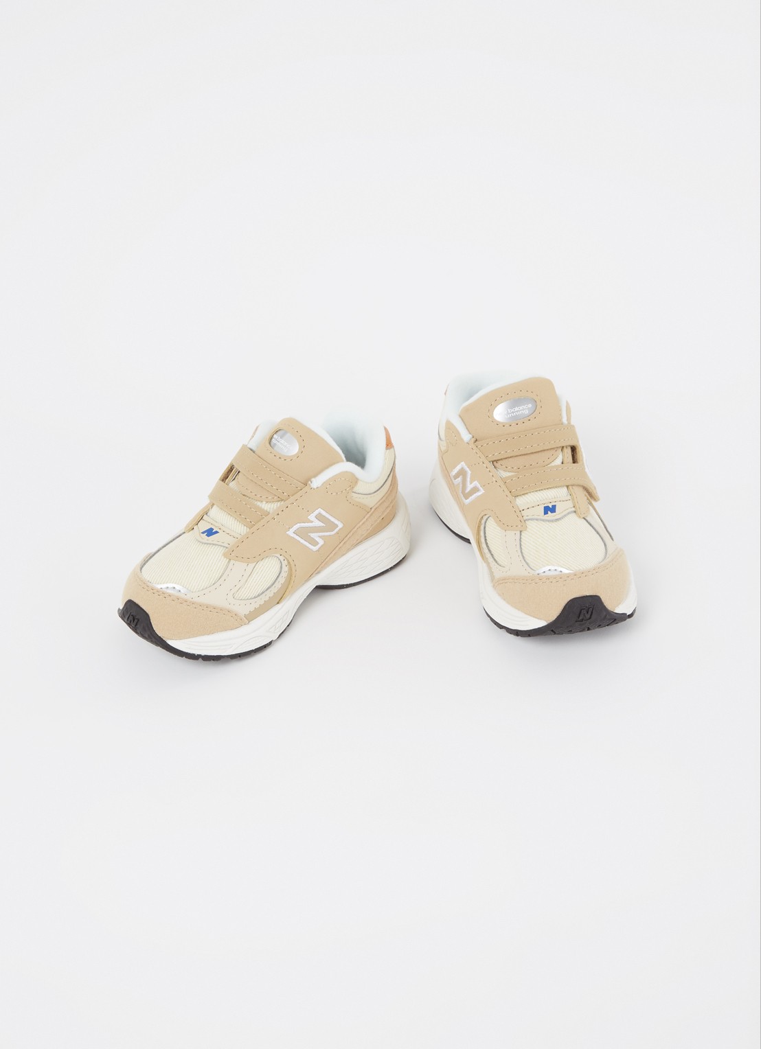 New Balance 2002 sneaker met mesh details - voorkant 4 beige
