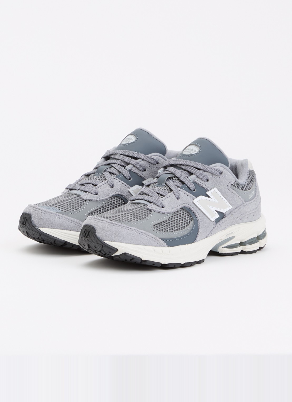 New Balance 2002R sneaker met details van suède - voorkant 2 grijs