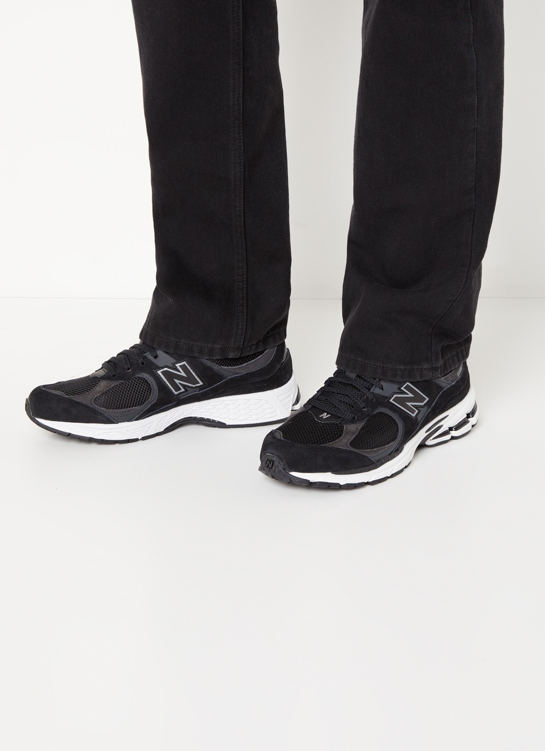 New Balance 2002R sneaker met suède details - voorkant 5 zwart