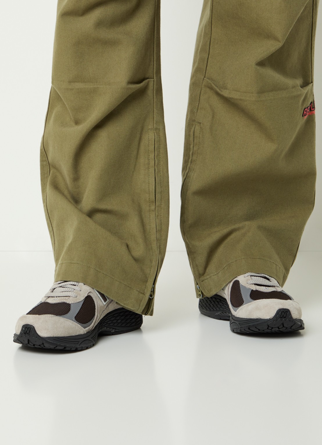 New Balance 2002R sneaker van suède met mesh details - voorkant 4 beige