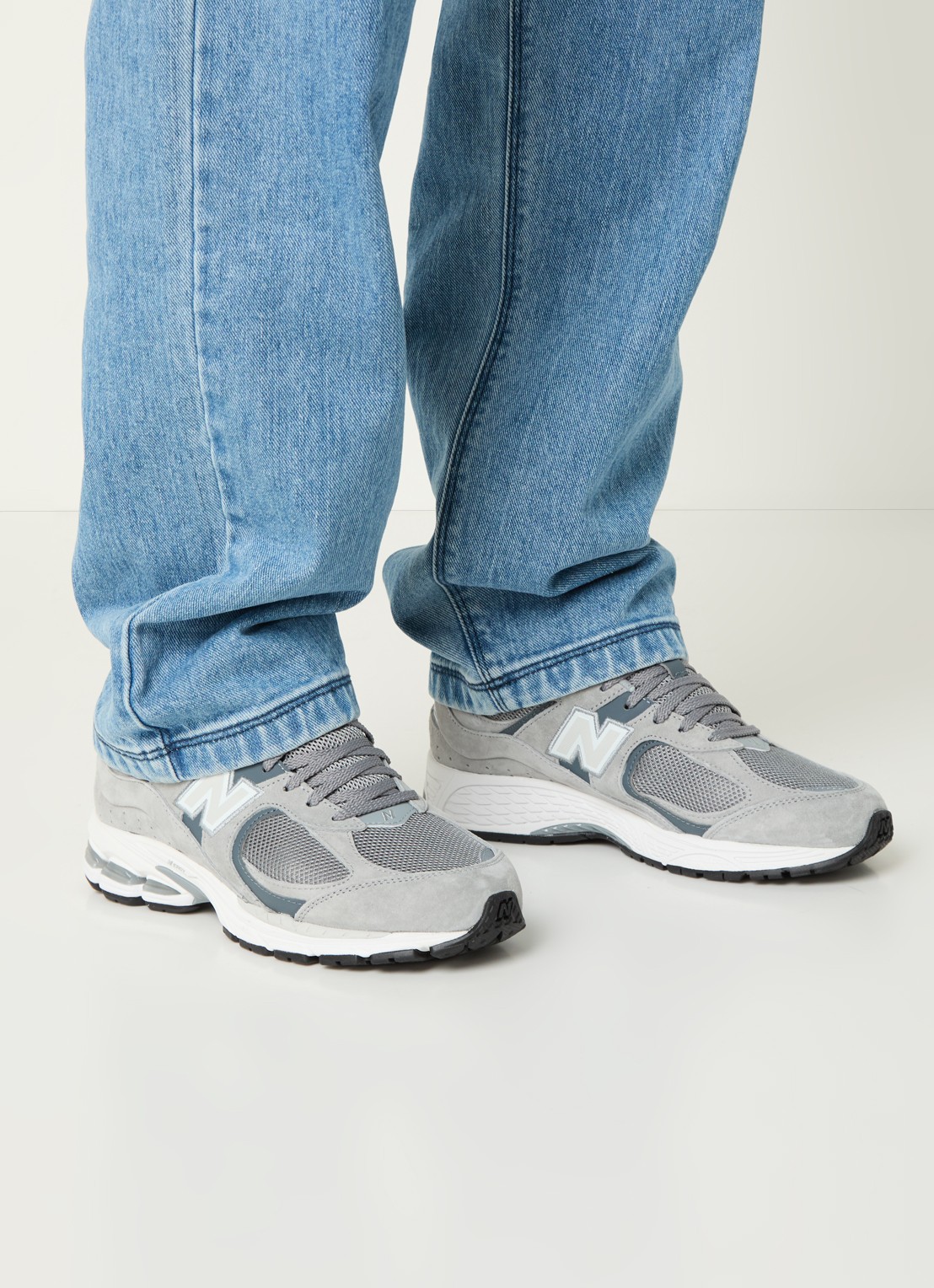 New Balance 2002R sneaker van suède met mesh details  - voorkant 5 grijs