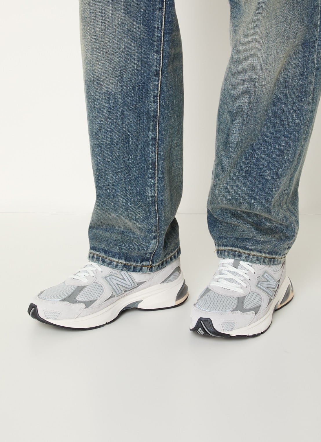 New Balance 2010 sneaker met logo - voorkant 2 grijs