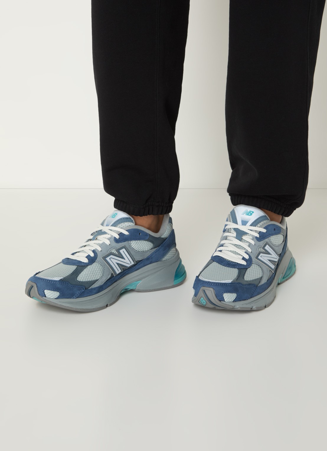 New Balance 2010 sneaker met mesh details - voorkant 3 donkerblauw