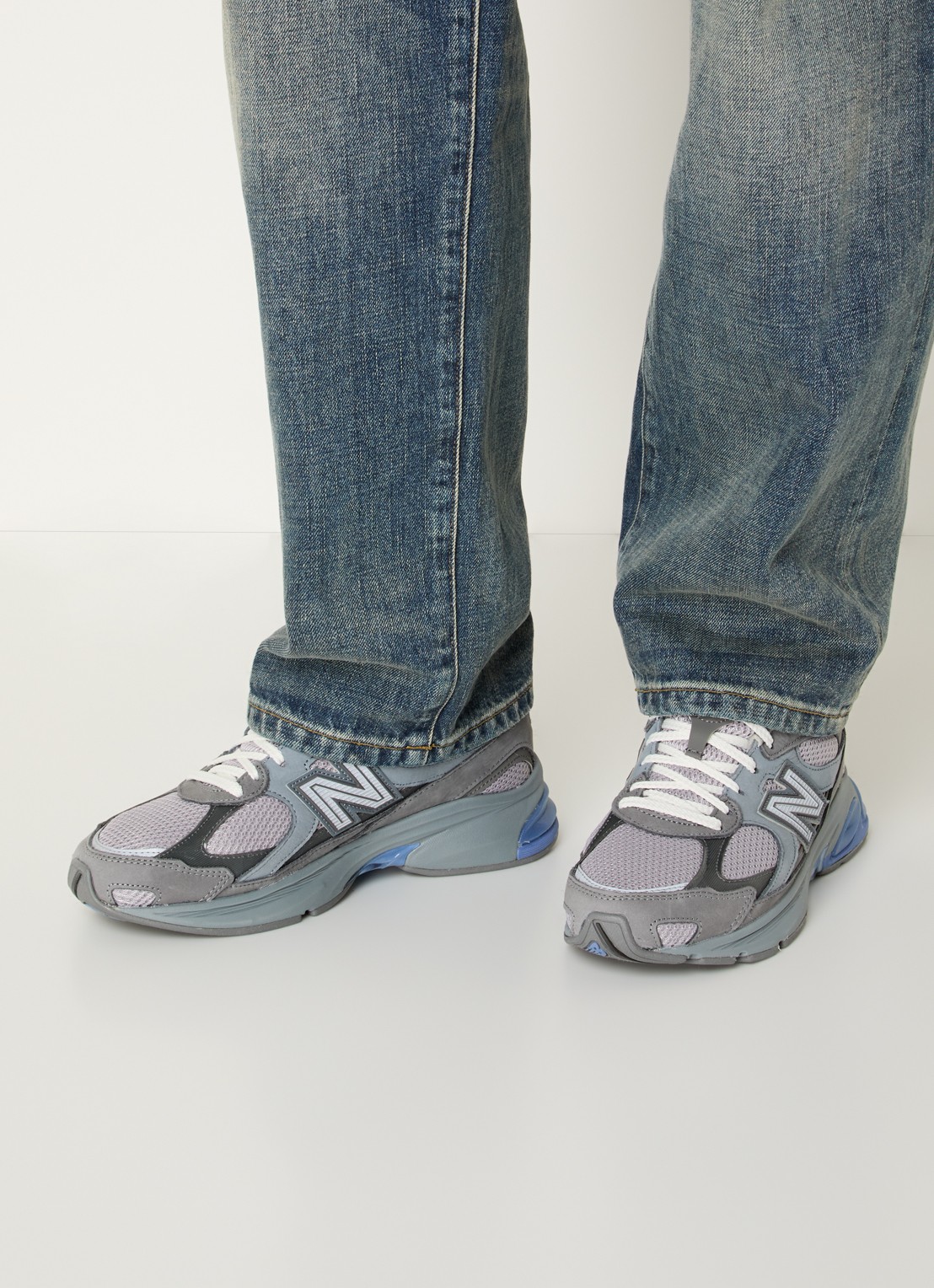 New Balance 2010 sneaker met mesh details - voorkant 2 grijs