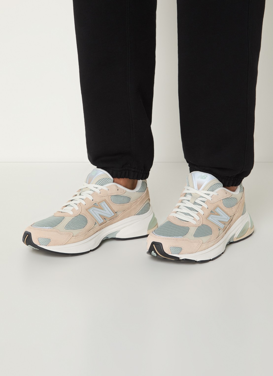 New Balance 2010 sneaker van met suède details - voorkant 2 beige