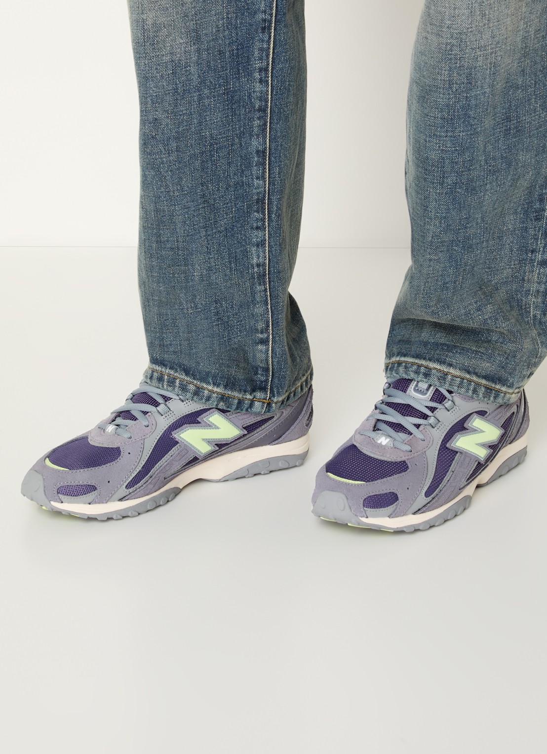 New Balance 204L sneaker met mesh details - voorkant 2 grijs