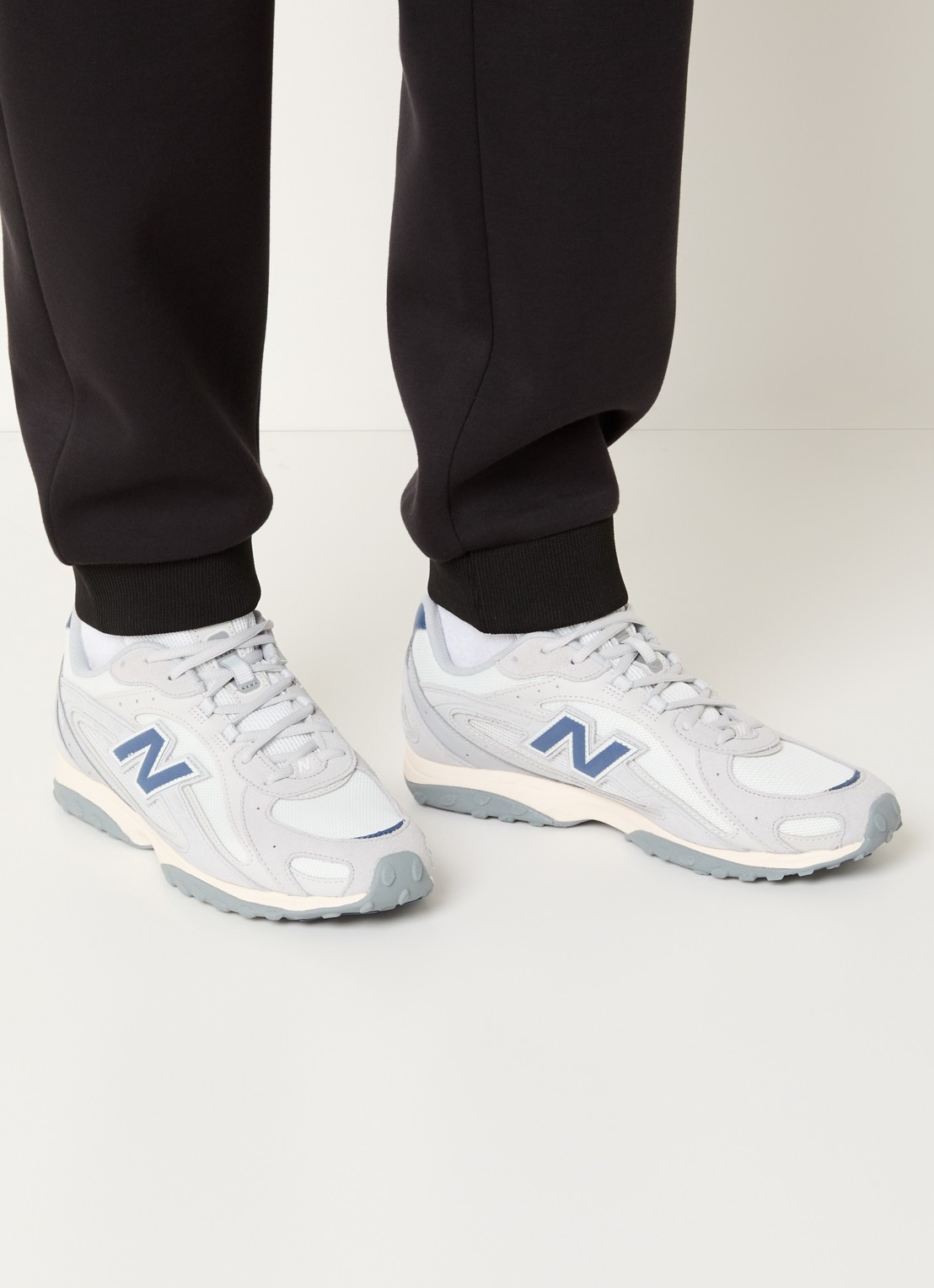 New Balance 204L sneaker met mesh details - voorkant 3 grijs