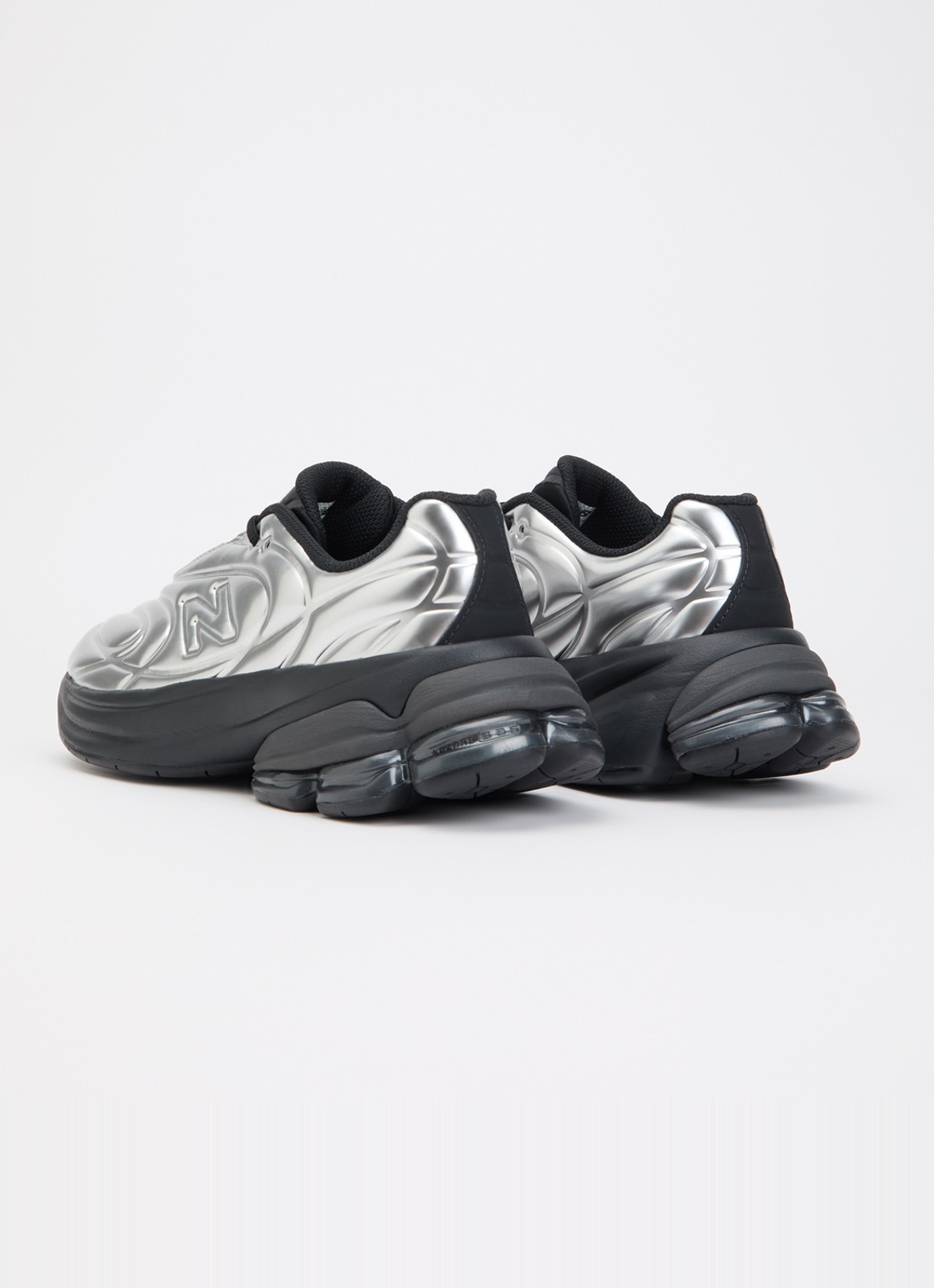 New Balance 5030 sneaker met metallic finish - achterkant 2 zilver