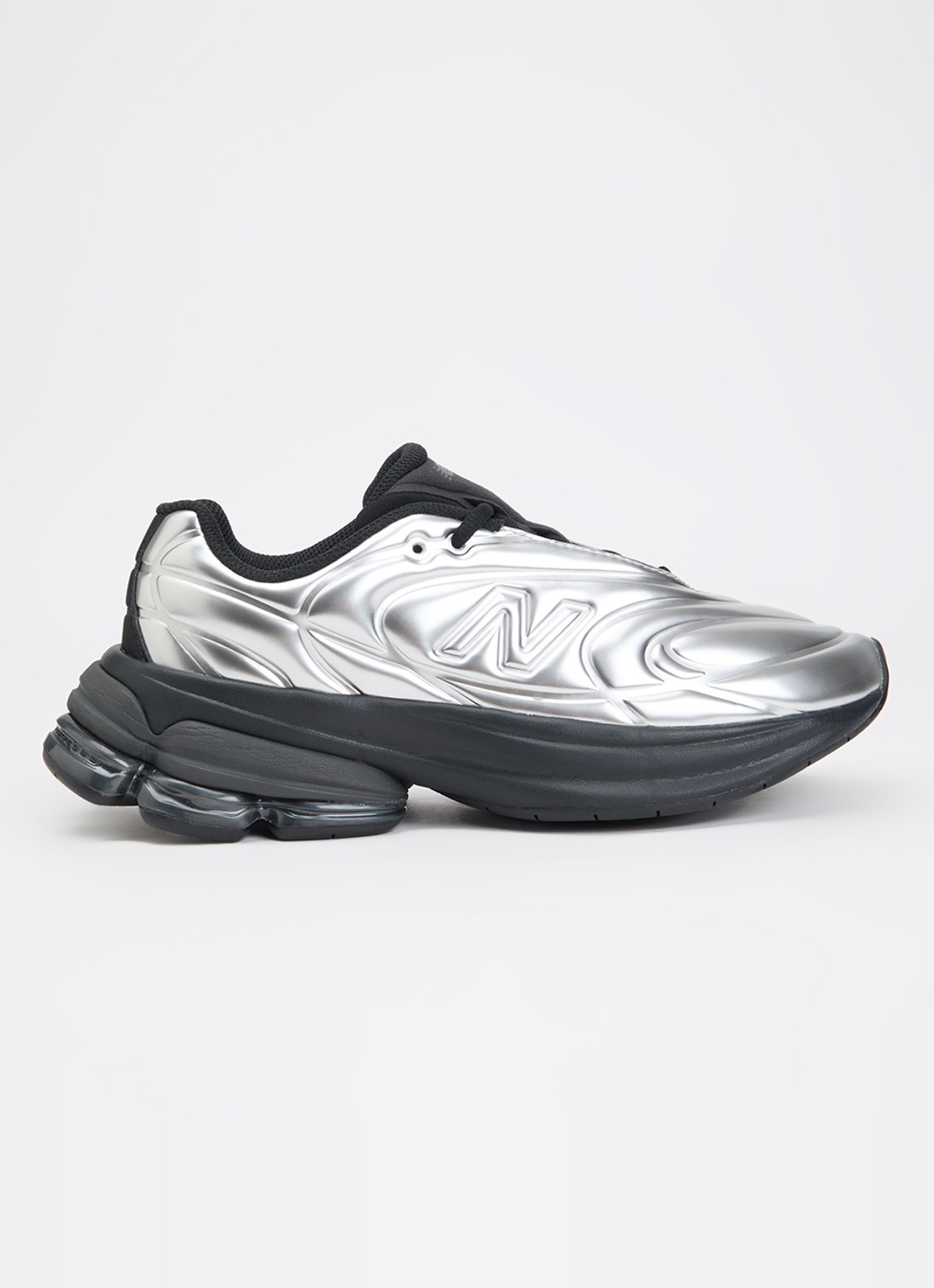 New Balance 5030 sneaker met metallic finish - voorkant zilver