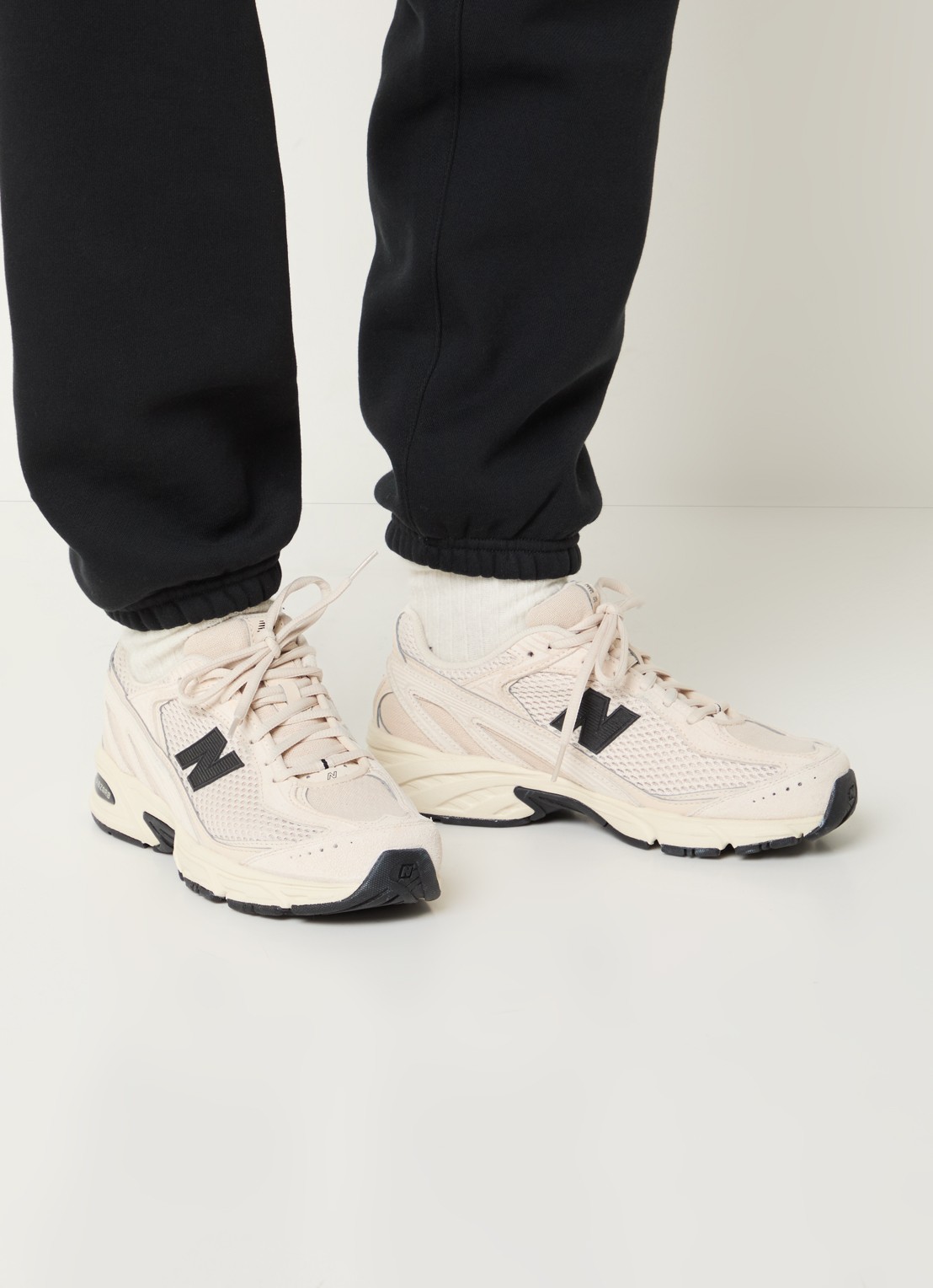 New Balance 509 sneaker van suède met mesh details  - voorkant 2 beige