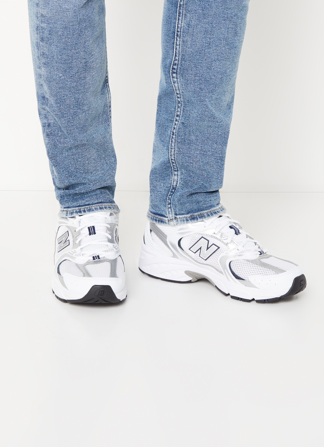 New Balance 530 sneaker met mesh details en metallic finish - MR530SG - voorkant 2 zilver